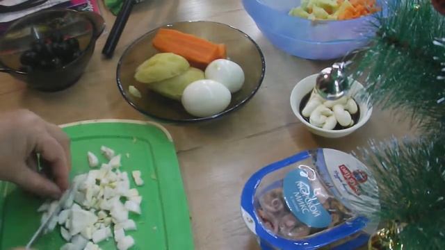 Новогодний салат Оливье с "морскими зверушками"(морским ассорти) смотреть онлайн