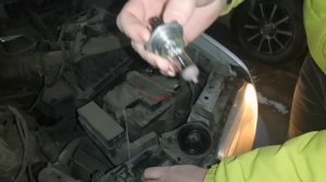 Как поменять лампочку ближнего, дальнего света в фаре на Ниссан Санни с 1998 - 2004г