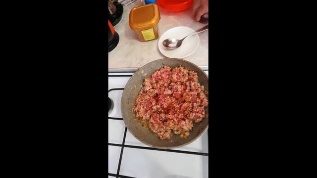 Готовим пирожки из моментального теста (начинка: зелёный лук с яйцом и мясной фарш) смотреть онлайн