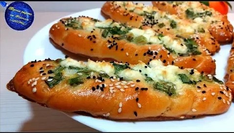 ВАТРУШКИ С ЗЕЛЕНЫМ ЛУКОМ И СЫРОМ ФЕТА. смотреть онлайн