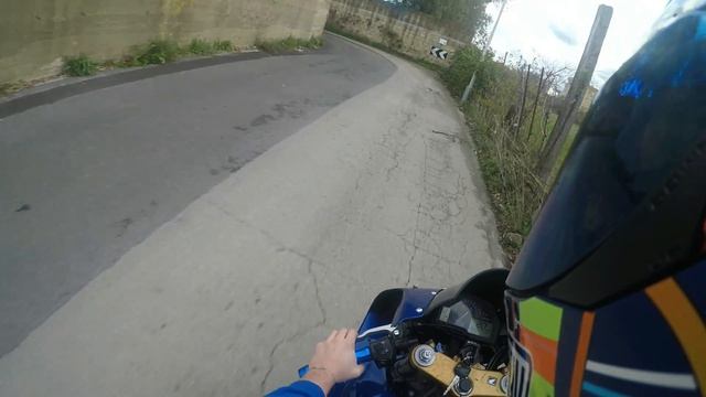 Provare una moto da 120cv a 18 anni // Test honda cbr 600 rr del 2004 смотреть онлайн