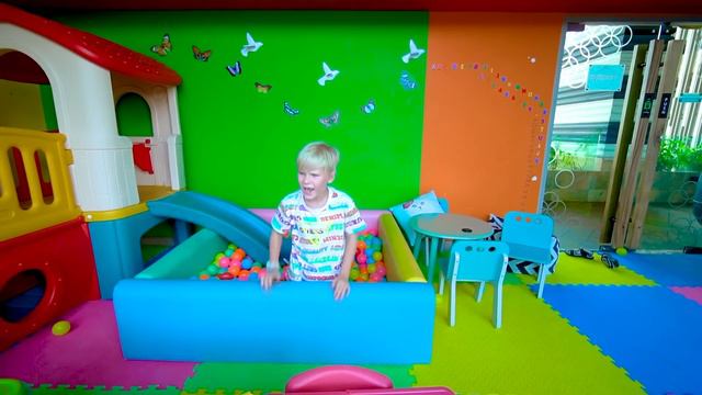 Егор и Мама Бегут от Сиреноголовый и Мама Паучиха Длинные Ноги в Реальной жизни смотреть онлайн