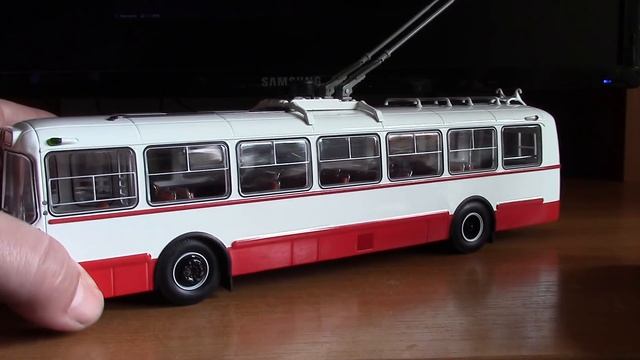 Масштабная модель троллейбуса ЗИУ 5 бело красный ClassicBus