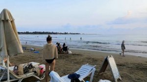 Пляж отеля Akdora Elite Hotel & SPA 4*. Размером с плацкартный вагон, лежаки зонты если успеете на