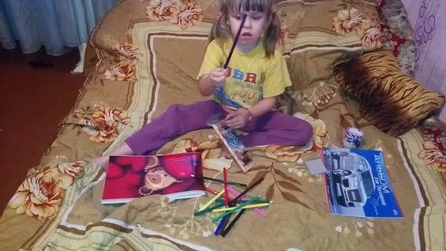 Ева рисует в альбоме смотреть онлайн