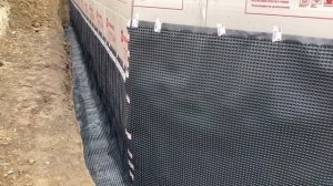 Монтаж профилированной мембраны Технониколь Planter Standart в системе гидро-теплоизоляции цоколя