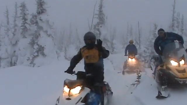 Снегоходы в снежной буре смотреть онлайн