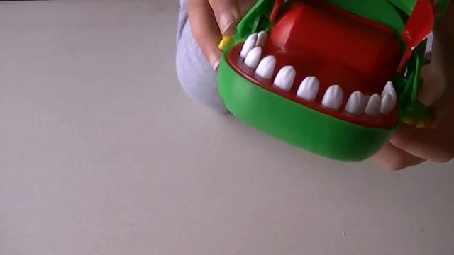 Кусающий крокодил. Игрушки из Китая смотреть онлайн