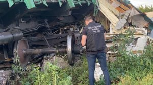 Товарняк снёс забор и разрушил здание