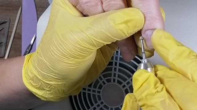 Светоотражающий топ, нюдовые короткие ногти. смотреть онлайн