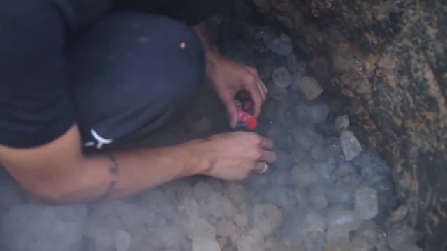 MORTEIRO DENTRO DE UM BURACO DE GELO смотреть онлайн