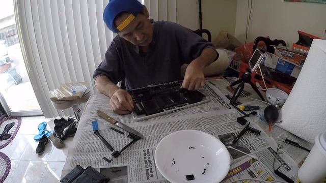 How To Replace MacBook Pro 13" Battery Late 2013 Model смотреть онлайн