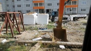 Обсуждаю плюсы и минусы колесного и гусеничного экскаватора и немного по работали.