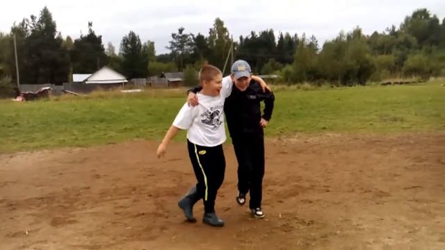 Школьники поют песню Давай за вас смотреть онлайн