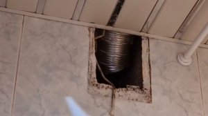 Установка решетки вентиляции в ванной комнате