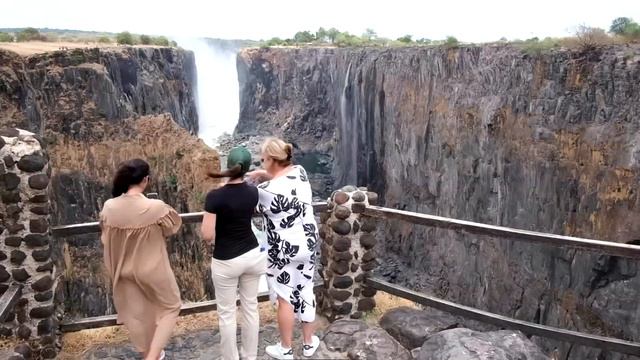 Victoria Falls shrink to a trickle, feeding climate change fears смотреть онлайн