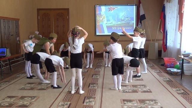 "Военную зарядку" делают дети старшей группы №2 смотреть онлайн
