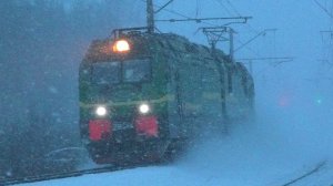 "В снежную бурю". Зеленый 2ЭС4К-043 "Дончак" следует резервом