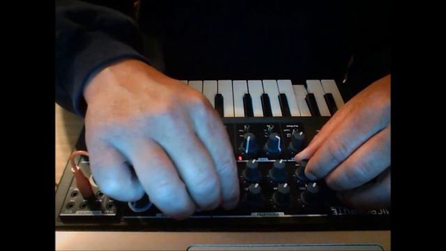 Arturia Microbrute - Droning Brute смотреть онлайн