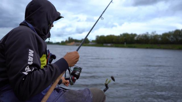 ЛОВЛЯ ЛЕЩА НА ФИДЕР / РЫБАЛКА НА КАНАЛЕ / FROS FISHING смотреть онлайн