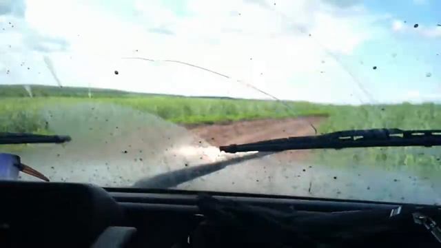 поездка по мокрой грунтовке смотреть онлайн
