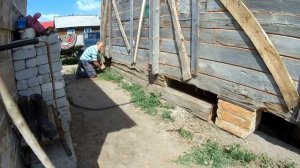 Поднять дом домкратами и заменить гнилые ряды самому - Часть 1- Начало