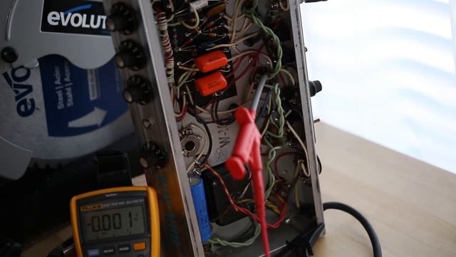 Repairing a Fender Deluxe Reverb with Scratching, Popping, and Humming смотреть онлайн