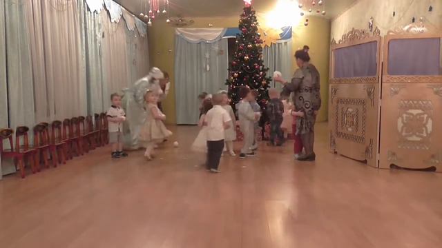 Эмилия новый-год 🎅 смотреть онлайн