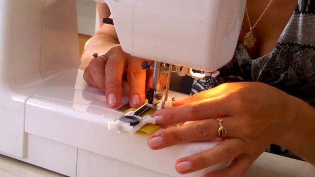 Обработка на швейной машинке петельки под пуговицу смотреть онлайн