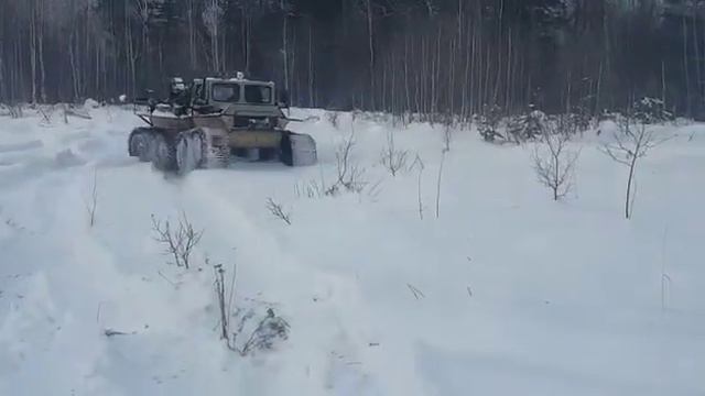 Доработанный «странник» на гусеницах по сыпучему снегу смотреть онлайн