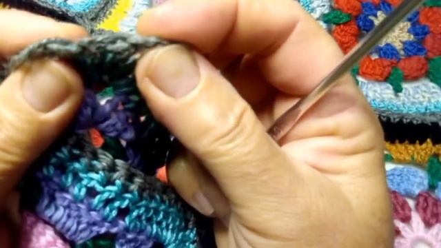 Вместе вяжем сейчас плед крючком. Соединение квадратов пледа. смотреть онлайн