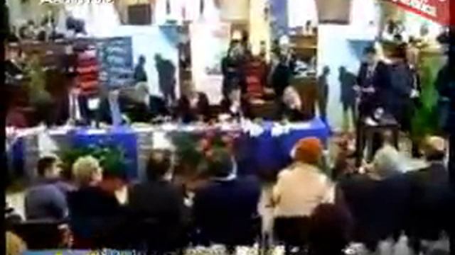 Gianfranco Fini in un Fuori onda parla dice: Berlusconi attento che ti tagliano la testa смотреть онлайн