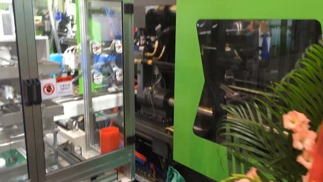 Производство крышек с наклейкой InMold на базе ТПА Welltec (Cosmos) серия SE с использованием робот смотреть онлайн
