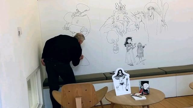 Chris Riddell Decorates the Macmillan Office смотреть онлайн