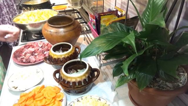 Жаркое в горшочках с картофелем,мясом и овощами!!!??? смотреть онлайн