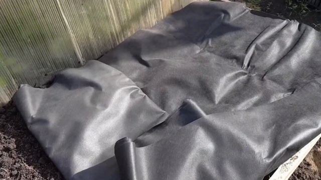 Дача/Дорожки на даче/Пересадка клубники в июне/Сажаю клубнику на грядку с чёрным спанбондом смотреть онлайн