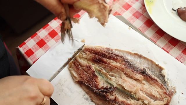 Как почистить селедку быстро и без костей | Лучший простой способ почистить селедку смотреть онлайн