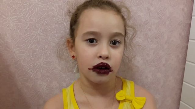 100 слоев помады на губах ЧЕЛЛЕНДЖ | CHALLENGE смотреть онлайн