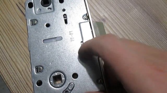 СМЕНА ПОЛОЖЕНИЯ ЗАЩЕЛКИ (ДЛЯ ПРАВОЙ-ЛЕВОЙ ДВЕРИ) / ПЕРЕВЕРНУТЬ ЗАЩЕЛКУ ЗАМКА смотреть онлайн