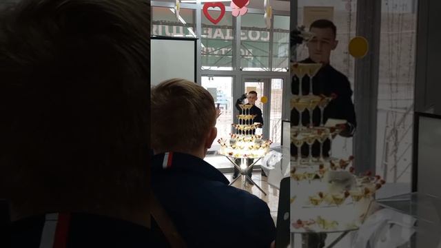 Магазин Ромарти,  мебель, отмечает 25 лет, Тула, Шампанское наливает, музыка