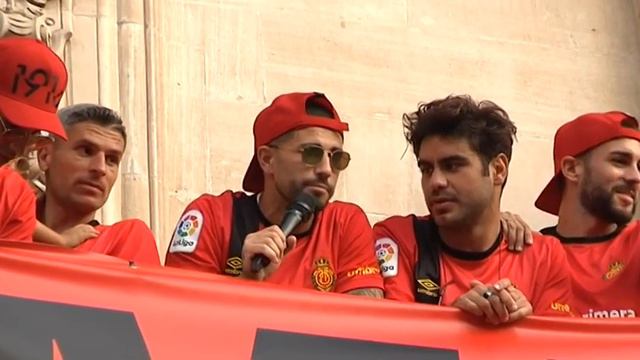 Los jugadores del RCD Mallorca en el balcón de Cort смотреть онлайн