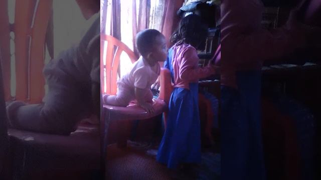 Bayi maksa naik diatas kursi смотреть онлайн
