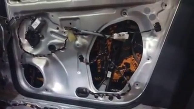 Обесшумливание машины. Нанесли эффективные виброизоляционные материалы, чтобы стало тише смотреть онлайн