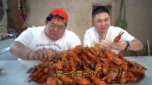 大胖买来20斤“蓝”龙虾，猴哥爆炒一锅麻辣口儿的，蘸着汤吃也太爽了！【胖猴仔】 смотреть онлайн