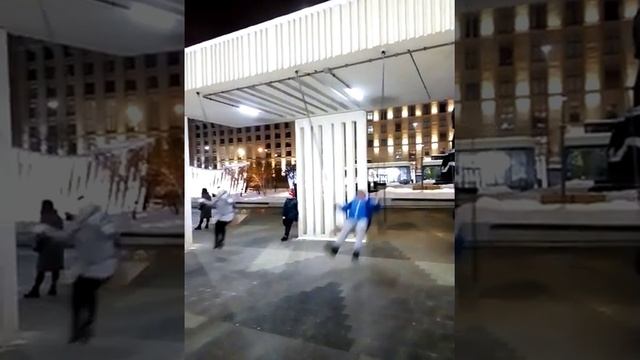Большие качели на метро Маяковская Москва смотреть онлайн