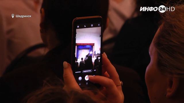 14-летние шадринцы получили паспорта в торжественной обстановке (2022-06-10) смотреть онлайн