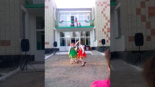 Танец Девка по саду ходила смотреть онлайн