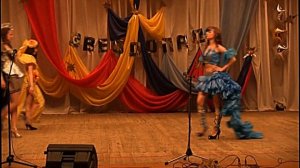 Модели эксклюзивных платьев из мусора