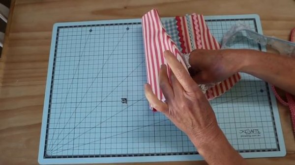 Patchwork Cross Body Bag || FREE PATTERN || Full Tutorial with Lisa Pay