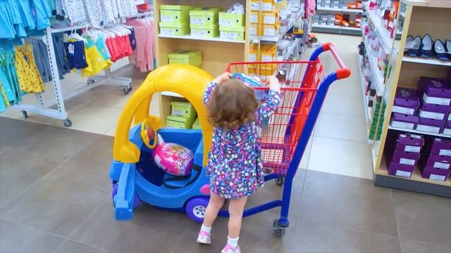 VLOG Саша покупает игрушки и гуляет по магазину Sasha buys toys and walks around the store смотреть онлайн
